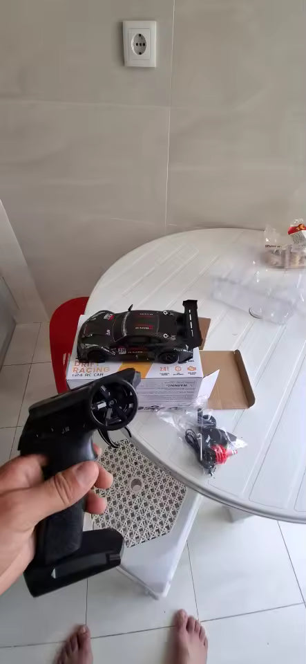 “El auto RC que redefine el drifting desde tus manos.”